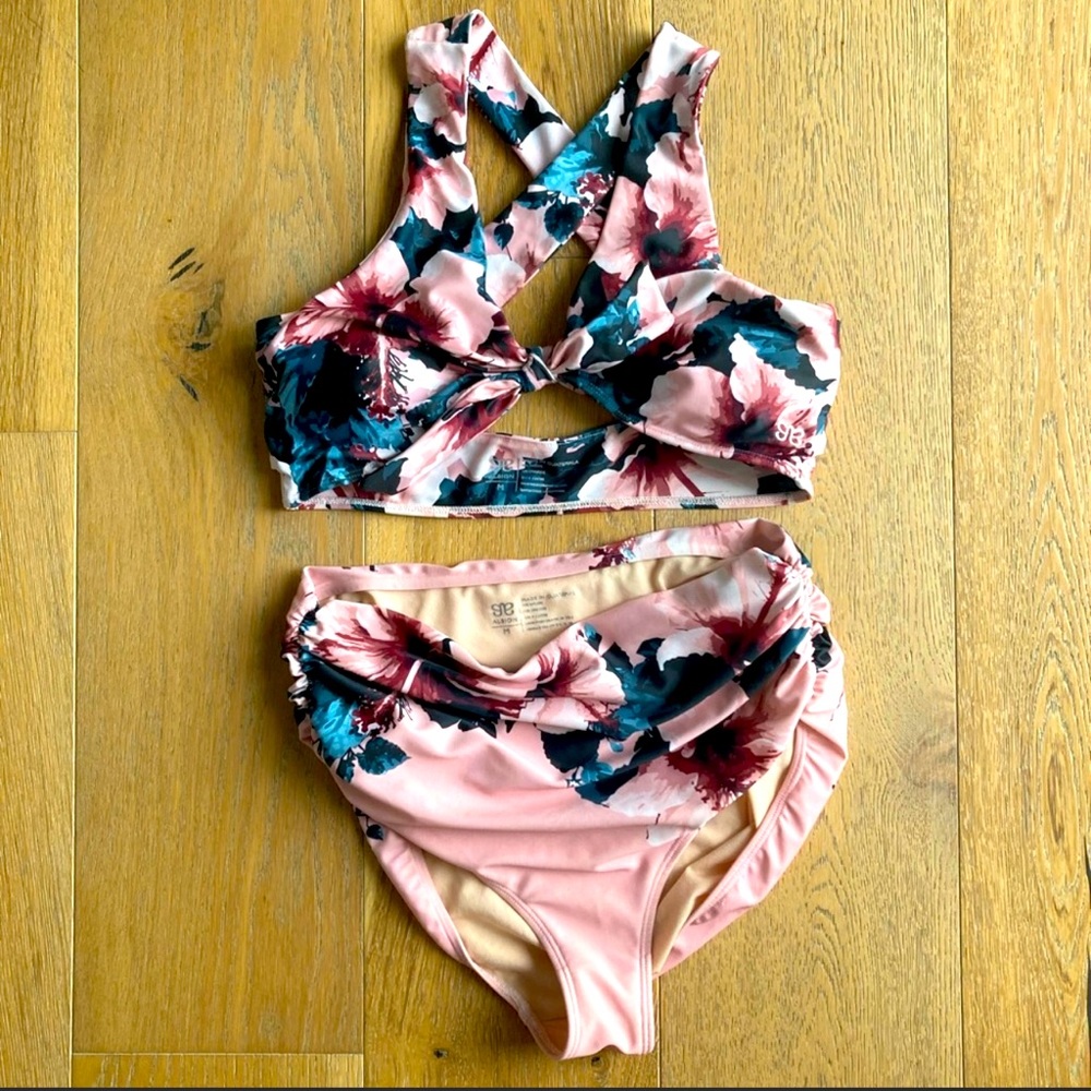 Albion fit suit. Great condition, slight wear. Top was $88, bottoms $64